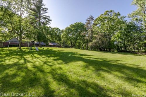 1300 Grandview Dr, Rochester MI 48306-4038 exterior