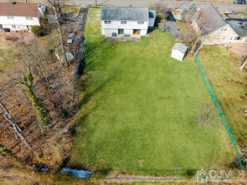 9 Timber Rd, Edison, NJ 08820-3204