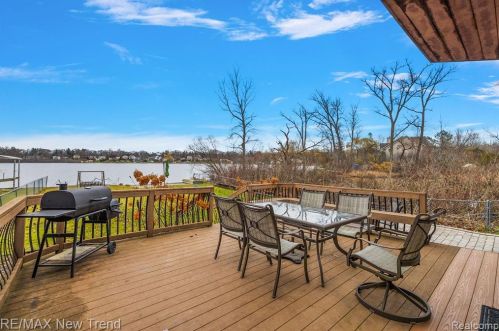 692 Appalachi St, Walled Lake MI  48390-1005 exterior