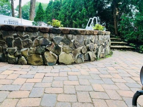 2 Leroy Ct, Commack NY  11725-1703 exterior