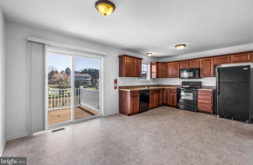 10 Breezewood Dr, Hanover PA  17331-9284 exterior