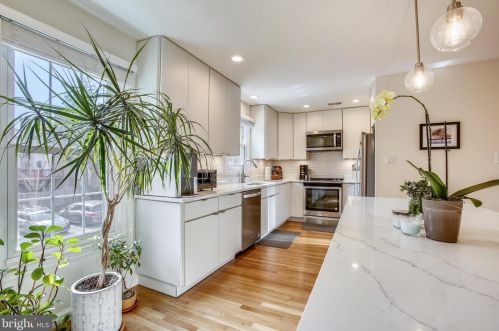 7408 Salford Ct, Alexandria VA  22315-4728 exterior