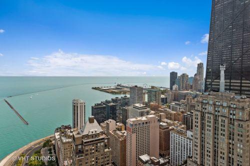 1000 Lake Shore Plz, Chicago IL  60611-2653 exterior