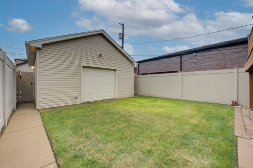 435 37th Pl, Chicago IL 60632-1621 exterior