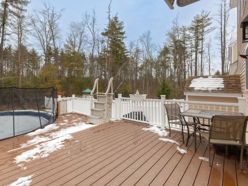 67 Ledge Rd, Seabrook NH 03874-4314 exterior