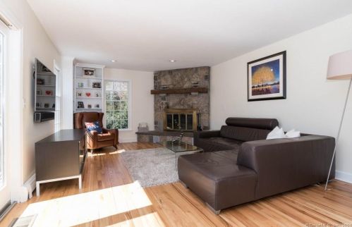 11 Farrar Ln, Ridgefield CT 06877-2406 exterior