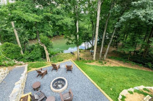 7325 Chattahoochee Bluff Dr, Atlanta, GA 30350-1073