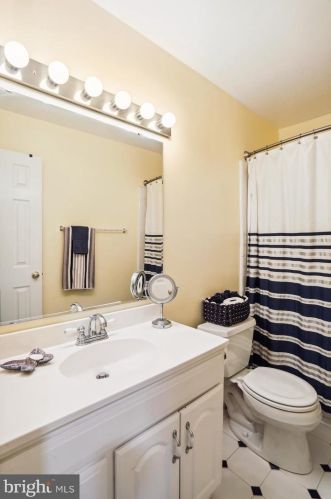 18052 Ml Crk Dr, Rockville MD 20855-1000 exterior