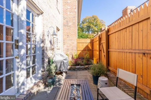 411 Fairfax St, Alexandria VA 22314-3809 exterior