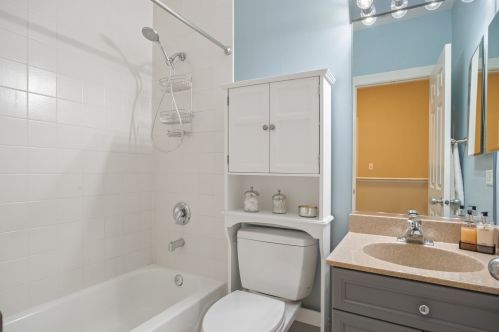 2733 Lincoln Ave, Chicago IL  60614-1390 exterior