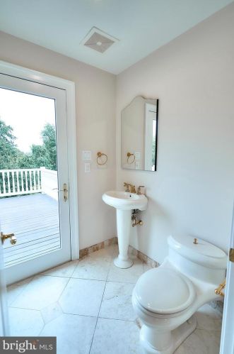 2221 Jefferson Ln, Huntingdon Valley PA 19006-6038 exterior