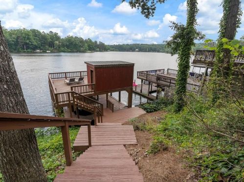 8474 Lake Dr, Lithonia GA  30039-6562 exterior