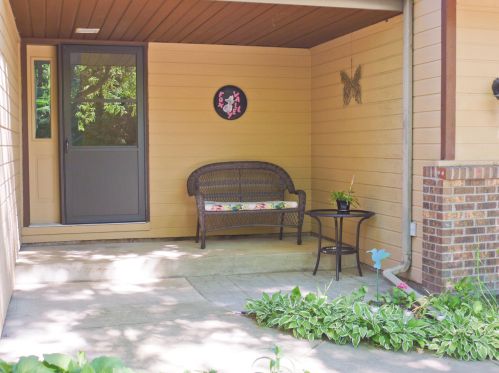 1441 Eastlake Dr, Chaska, MN 55318-1326