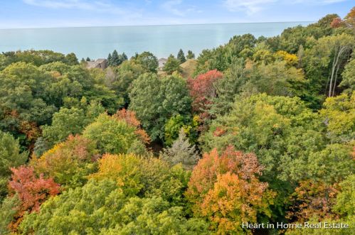 731 Scenic Dr, Meskegon, MI 49445-8630