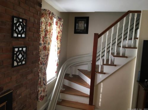 25 Pearl St, Windsor Locks CT 06096-1421 exterior