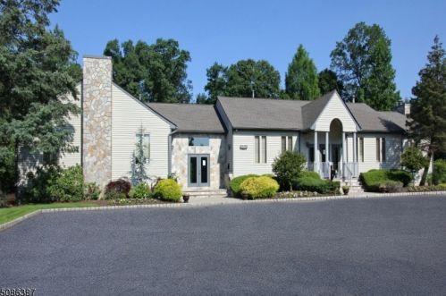 15 Lapis Cir, Town Center NJ 07052-2160 exterior