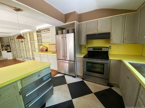 151 Salem Rd, Ridgefield CT 06877-3122 exterior