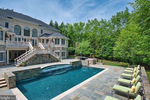 896 Alvermar Rdg Dr, Mc Lean VA 22102-1439 exterior