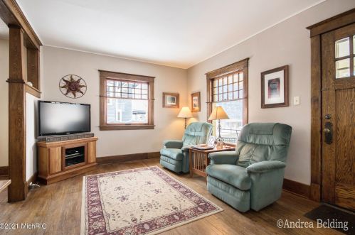 211 Liberty St, Belding MI 48809-1733 exterior