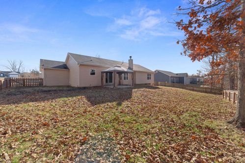 170 Village Circle Dr, Winfield MO 63389-2051 exterior