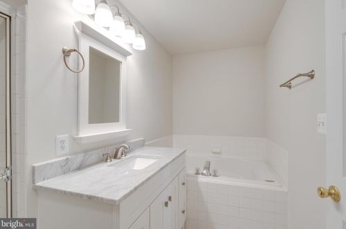 581 Kalmia Sq, Leesburg VA 20176-4037 exterior