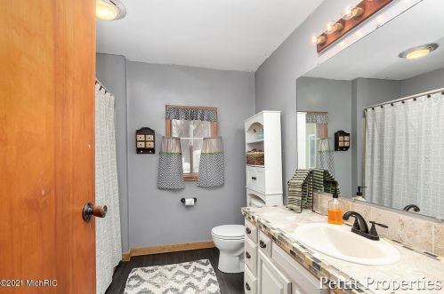 10049 Cressey Rd, Plainwell MI 49080-9044 exterior