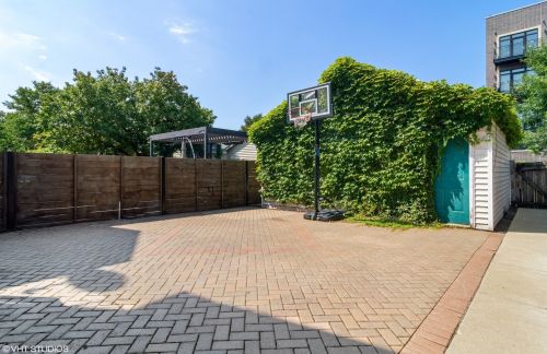 324 Goethe St, Chicago IL  60610-1803 exterior