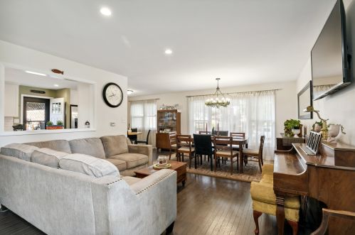 647 Lee Dr, Bull Valley IL 60014-7410 exterior