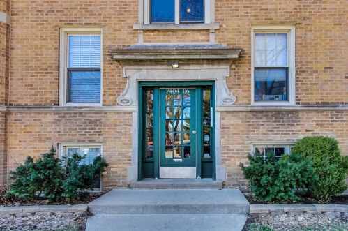 7404 Oakley Ave, Chicago, IL 60645-1910