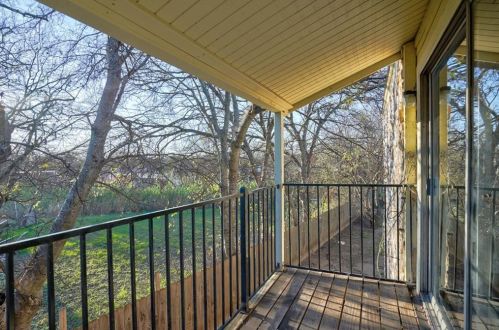 8625 Fireside Dr, Austin TX  78757-7171 exterior