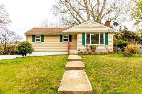 36 Park Avenue Ext, Uncasville CT 06382-1817 exterior