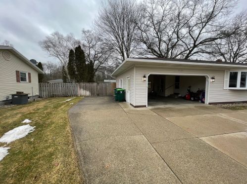 1830 Kings Ct, Meskegon, MI 49445-1608