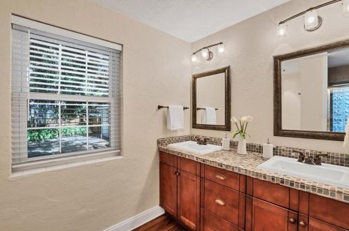 2115 Frst Cir, Orlando FL 32803-6247 exterior