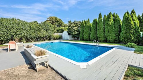 20 Norman Dr, Bohemia NY 11716-1321 exterior