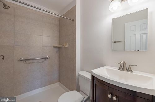 8 Chapman St, Alexandria VA 22301-2501 exterior