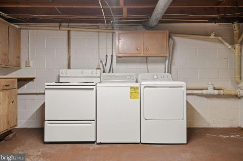 564 Lampeter Rd, Lancaster PA  17602-4010 exterior