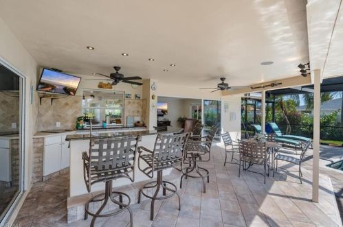 160 Madison Dr, Naples FL 34110-1323 exterior