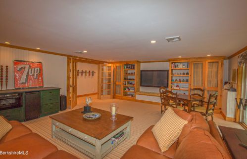 47 Fairwynds Dr, Lenox MA 01240-2729 exterior