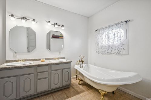 925 Lincolnway, Mishawaka IN 46544-3918 exterior