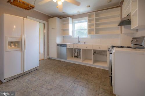 220 Hauser Ave, Trenton NJ 08620-1702 exterior