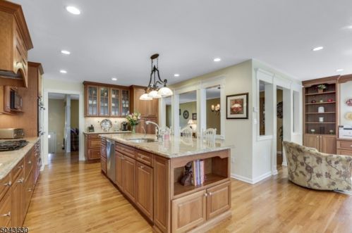 5 Heritage Ln, Morristown NJ 07960-4742 exterior