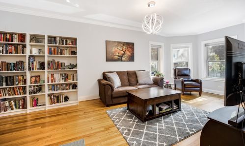 540 Cornelia Ave, Chicago, IL 60657-2742