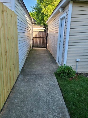 9326 Luella Ave, Chicago IL 60649-4108 exterior