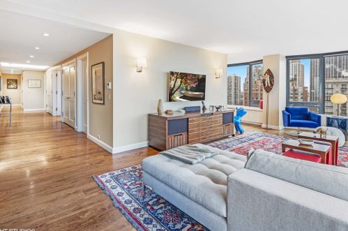 1555 Astor St, Chicago IL 60610-1673 exterior