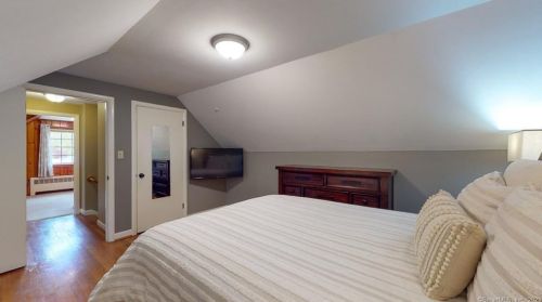 57 Knollwood Rd, Farmington CT 06032-1013 exterior