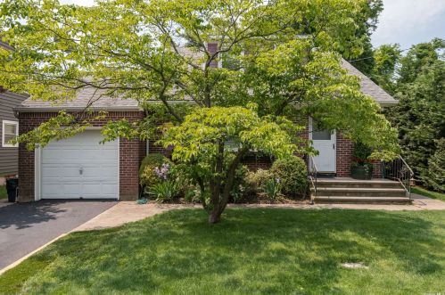 13 Mercer Ct, Huntington Station, NY 11746-3708