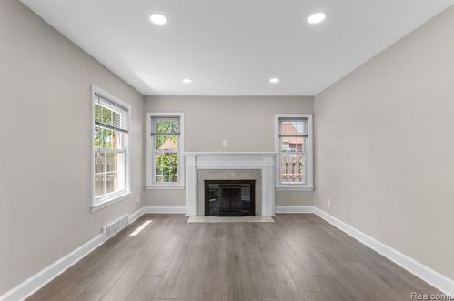 6754 Dolphin St, Dearborn Heights MI  48127-2539 exterior