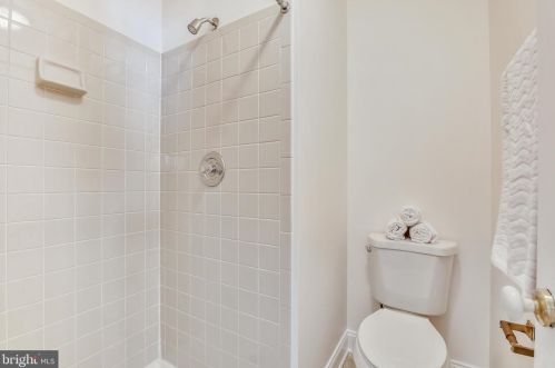 8209 Roxbury Dr, Alexandria VA 22309-3728 exterior