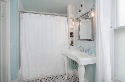 832 Elmwood St, Kalamazoo MI 49007-3236 exterior