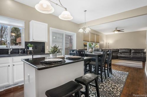 823 Cyn Crk Dr, Holly MI 48442-1560 exterior